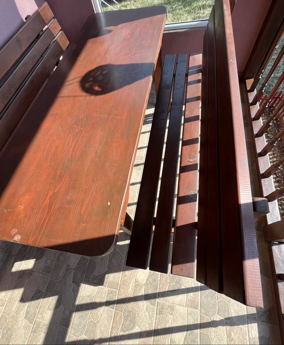 Masa cu bǎnci potrivite pentru terasǎ