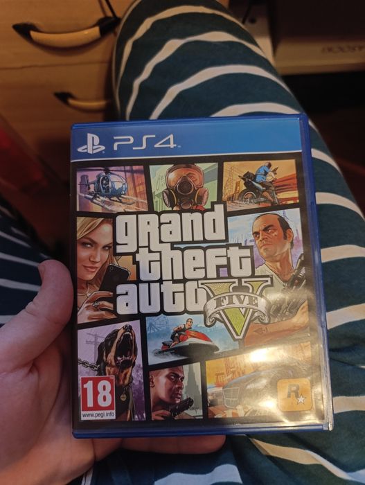 Ps4 pro cu doua manete și două jocuri originale