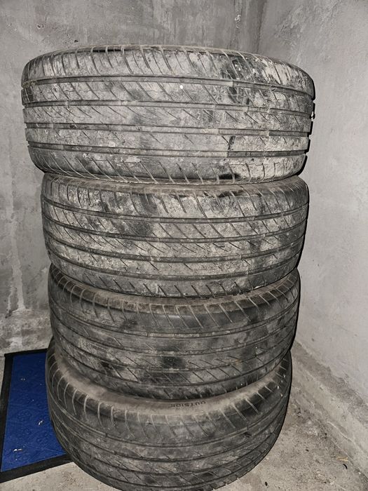 Продам резину 215 45 R17 состояние новой резины