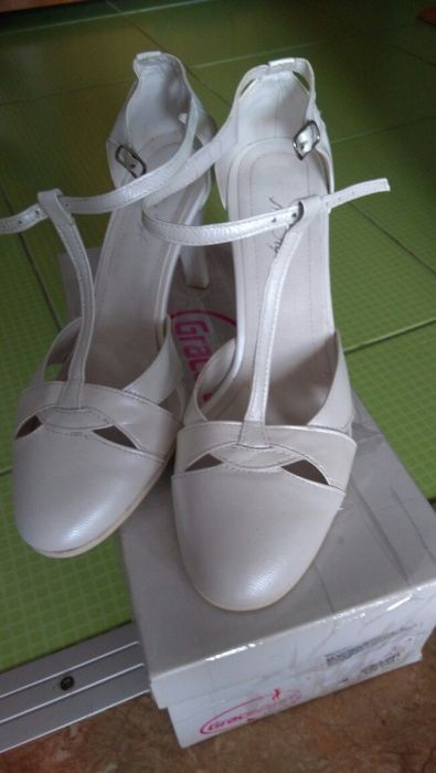 Pantofi de gală aproape noi