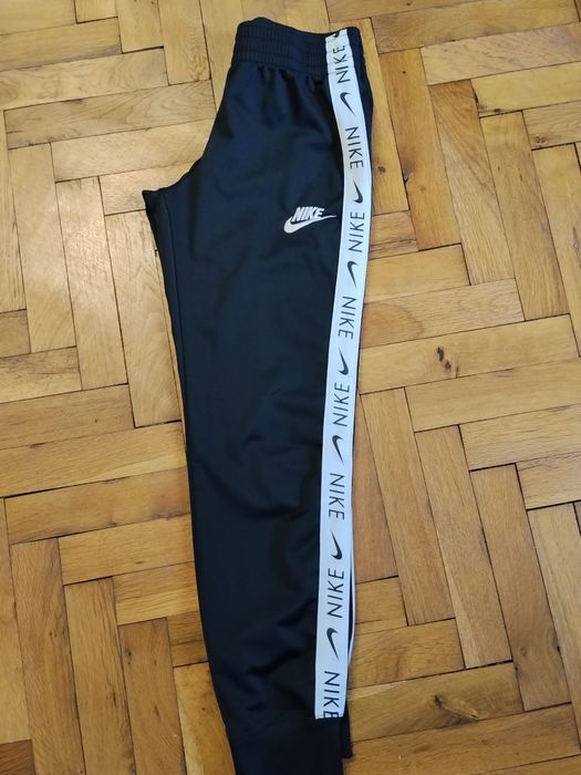 Продавам детски екип Nike