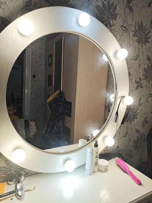 Продам дамский столик с зеркалом