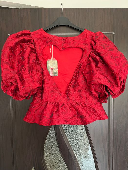 Top elegant cu maneci bufante, nou, cu eticheta