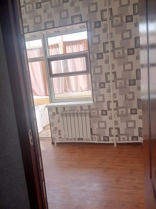 Когон шахар кальцони олдида 1 хоналик Уй янги домдан ижарага берилади.