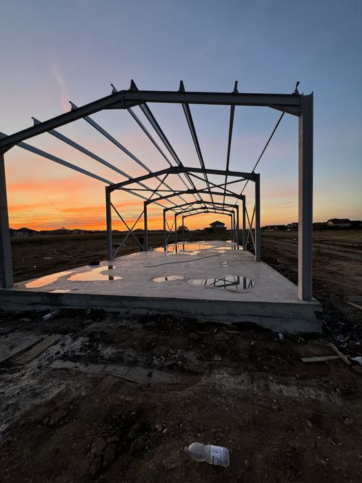 Vand Hala Metalica cu usi sectinale completa la gata cu panouri