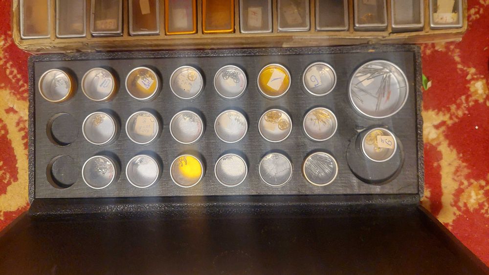 Часовникарски кутии с части за часовници