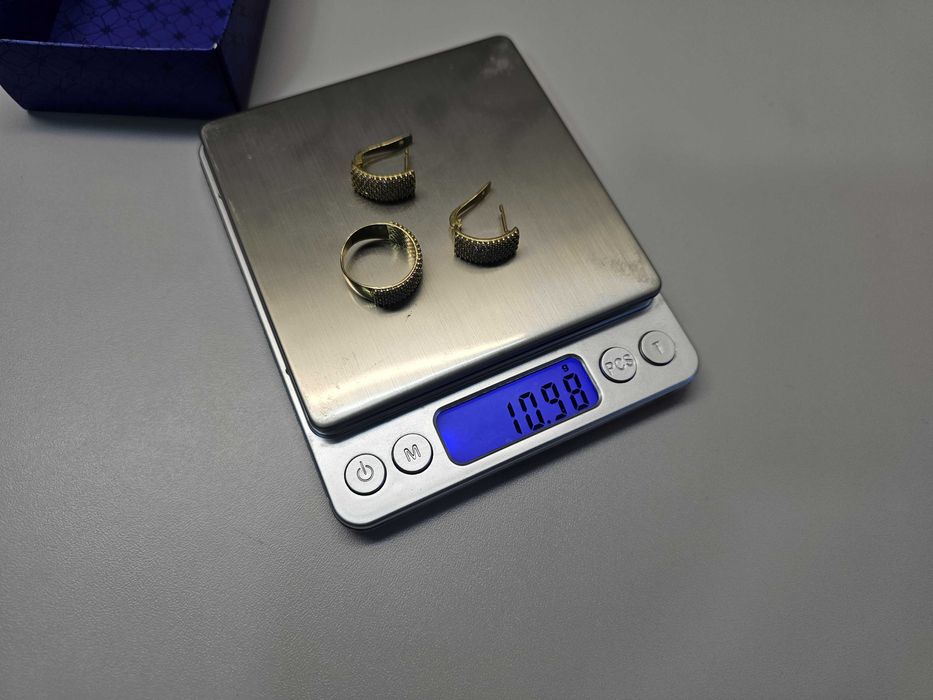 ПРОДАМ Комплект: Cерёжки и кольцо / Золото 585 Пробы 10.98 Грамма.