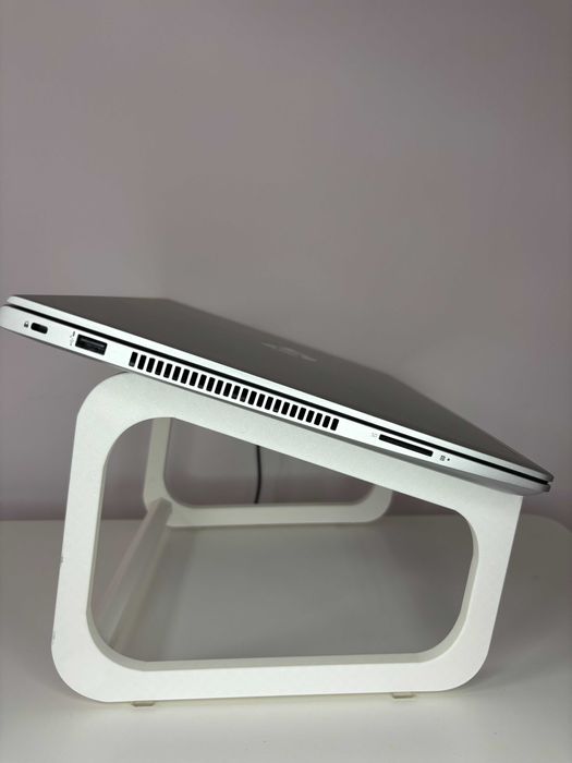 Стойка за лаптоп с място за съхранение под лаптопа