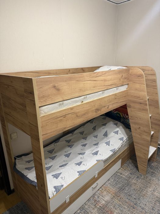 детская двухярустная кровать.