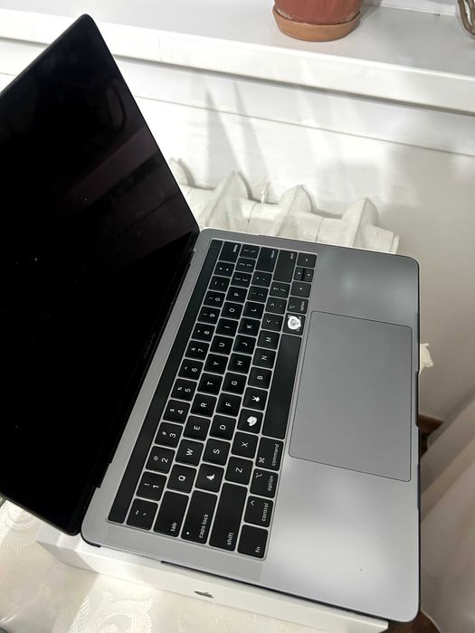 MacBook Pro 13' 2019 / 8 GB / SSD 128GB