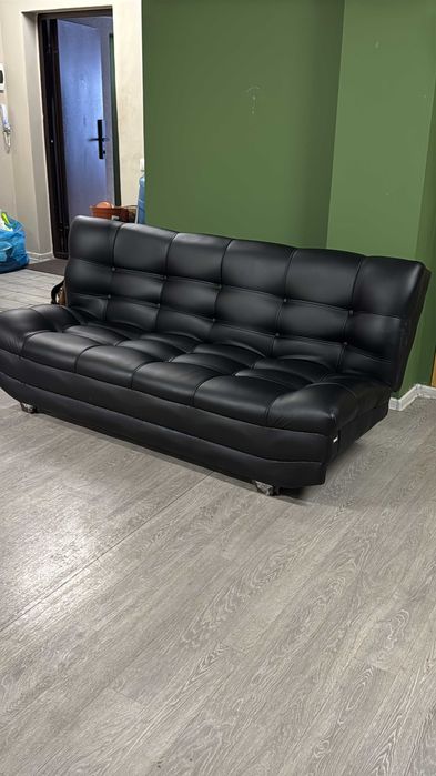 Продам черный раскладной диван