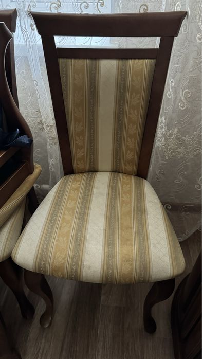 Сервант и стол со стульями