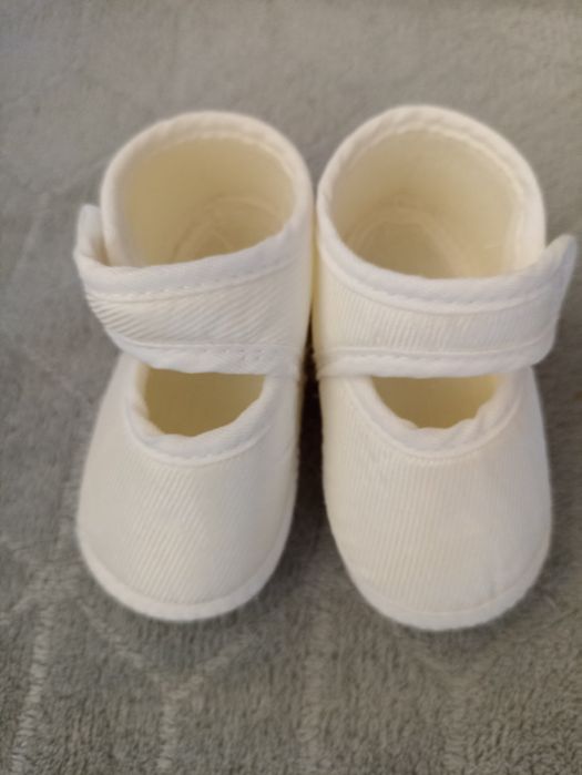Продавам бебешки буйки\пантофки и пантофки.