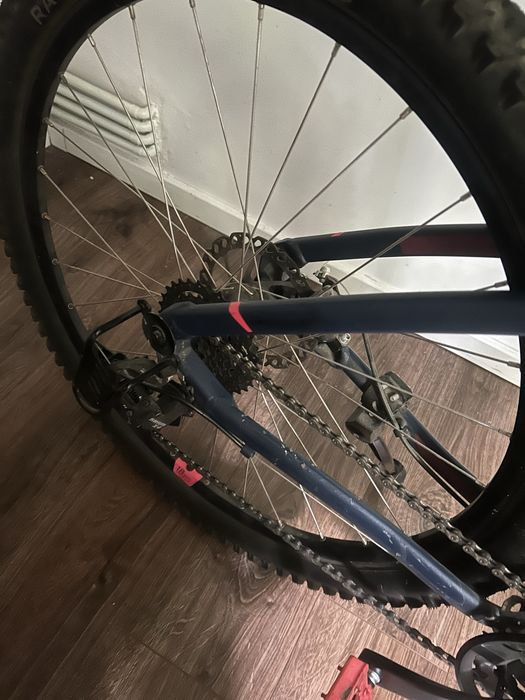 Vând bicicletă Rockrider ST 520, roți 27.5”, aflată în stare estetică și tehnică foarte bună. Bicicleta a fost întreținută și funcționează impecabil