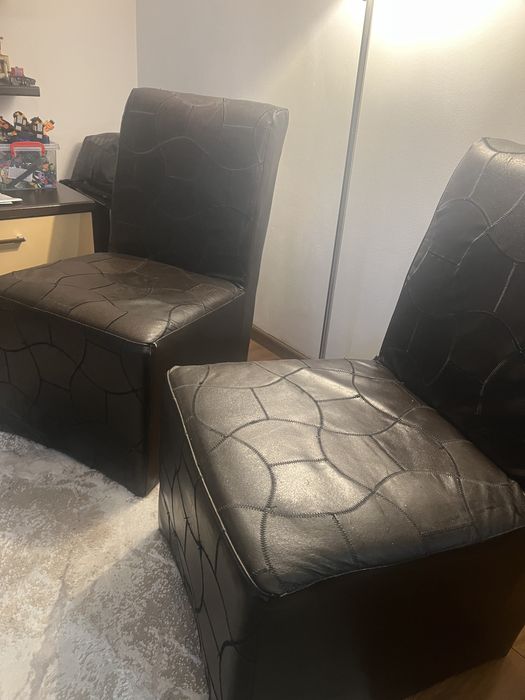 Vand doua fotolii din piele