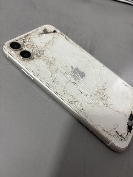 Vand iphone 11 pentru piese