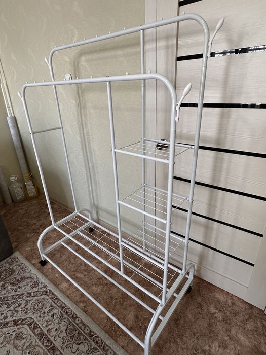 Вешалка на колесиках