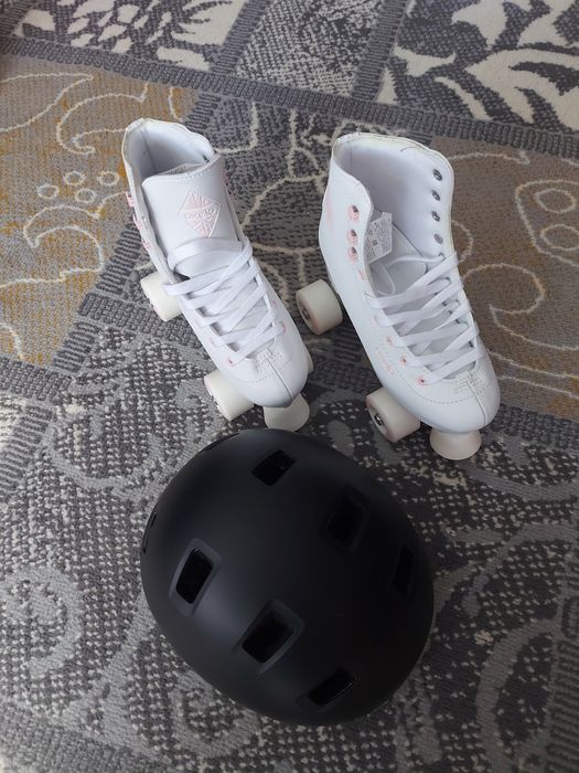 Ролкови кънки и каска