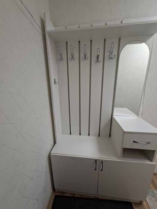 Шкаф белый  в прихожую