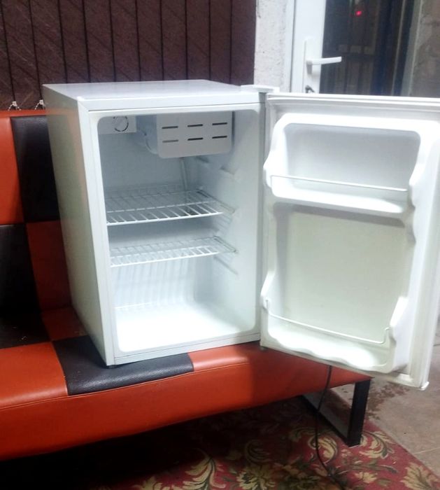 Продам мини холодильник 65см.