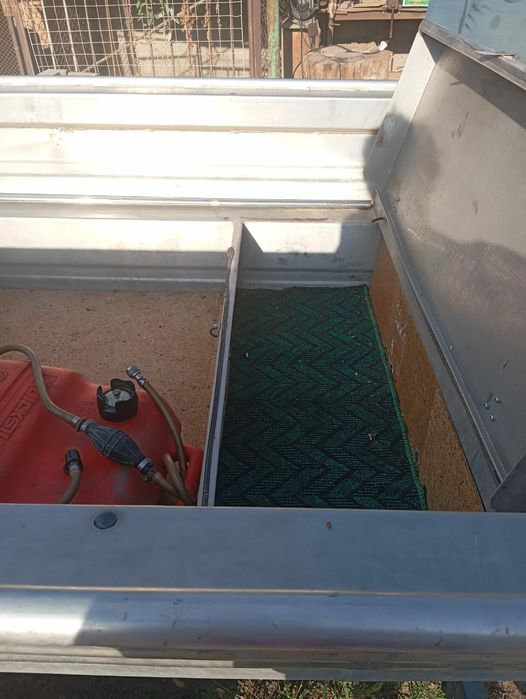 Продам моторную лодку