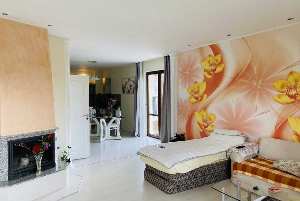 Масивна,триетажна къща за продажба