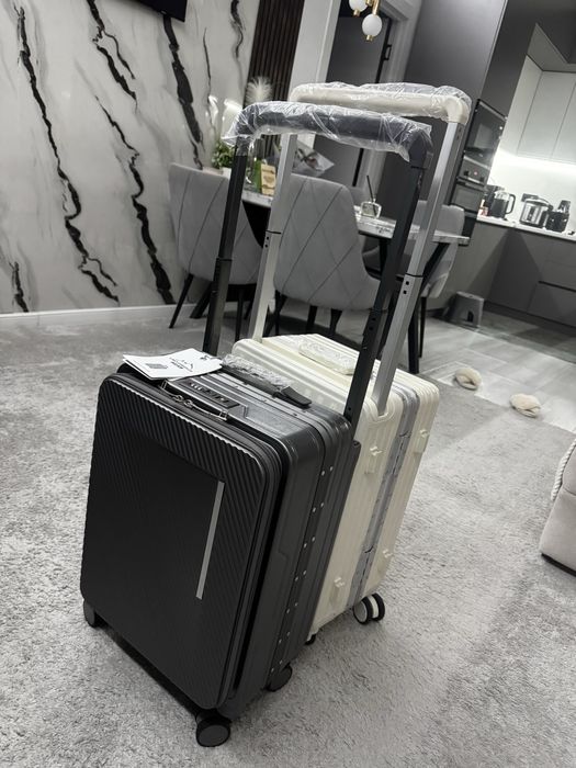 Чемоданы 2 модели . белый и серый