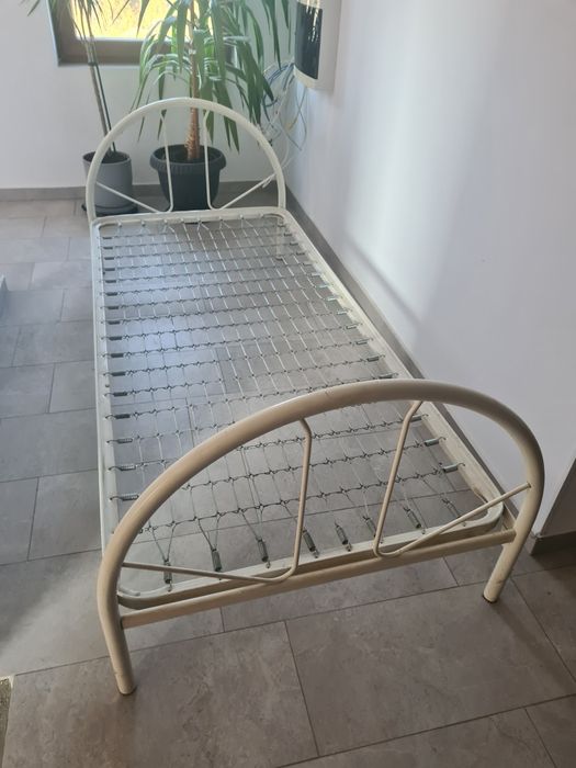 Vând paturi metalice