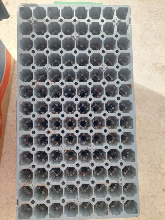 Табла за разсад 104 гнезда