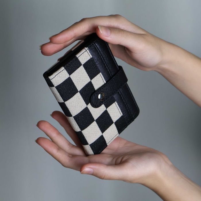 Portofel în carouri alb-negru – Nou