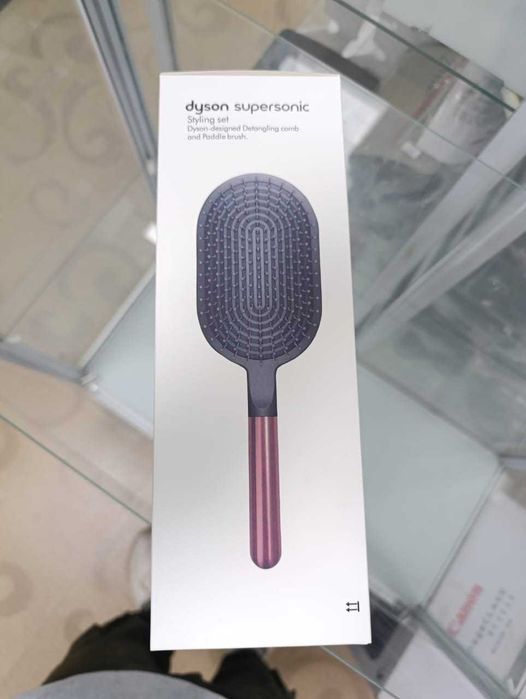 Подарок на 8 Марта — расческа Dyson Supersonic