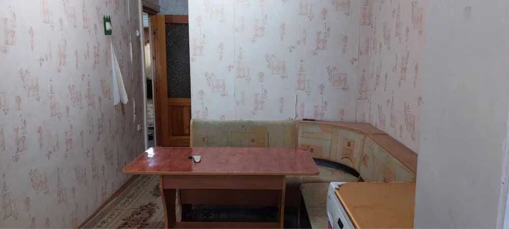 Центральный аптека томондан 2 каватдан 2 хонали квартира сотилади