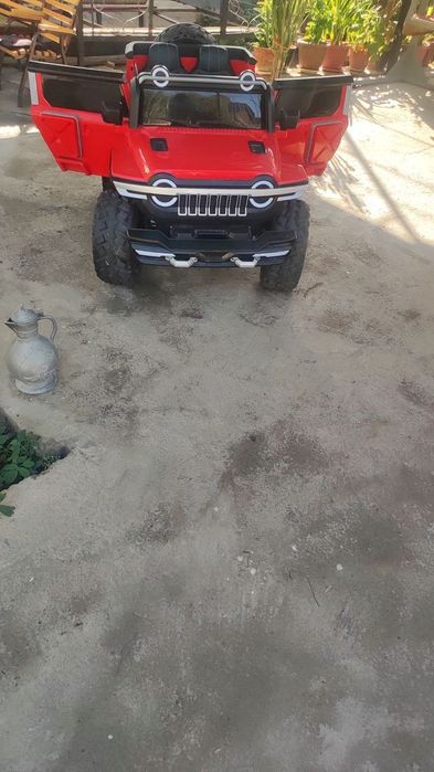 Детская машина на пульт управлении.