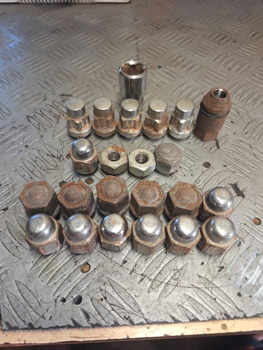 Продавам гайки за Хюндай Galoper