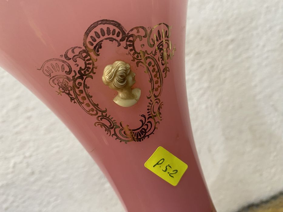 Италианска  розова ваза от разтопено стъкло и орнаменти от злато