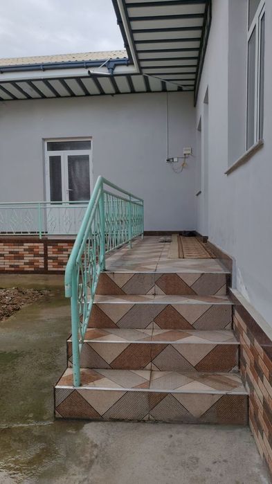 Ховли уй жихозлари билан сотилади