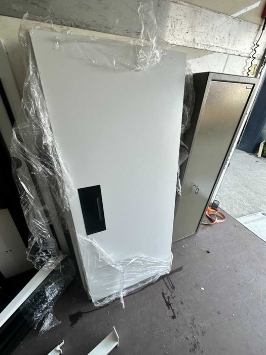 Офис бюро 160×70 с метална конструкция и регулируема височина