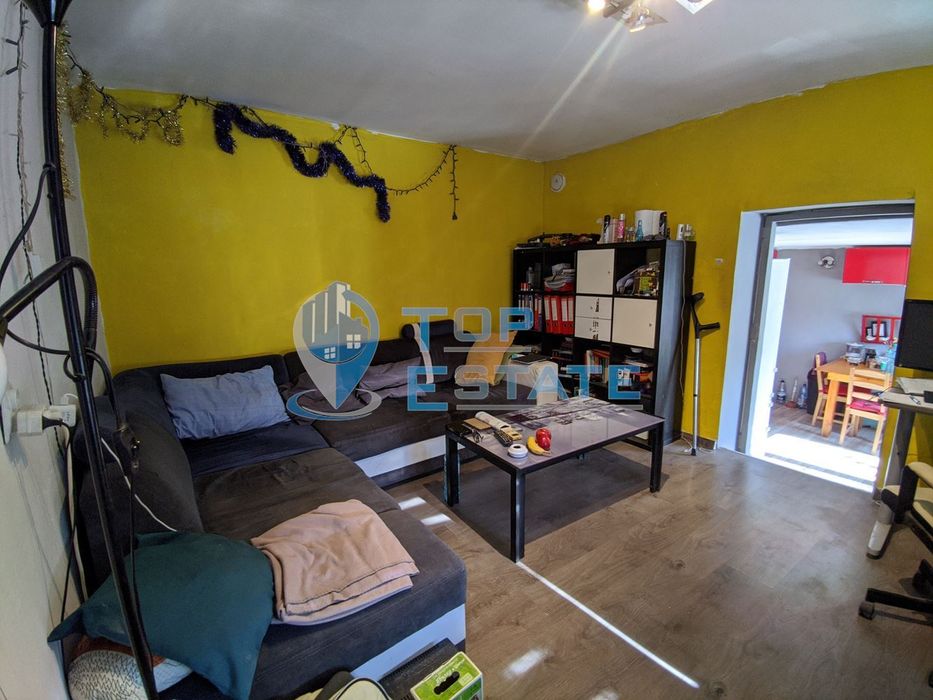 Едноетажна реновирана къща с голям двор в село Павел