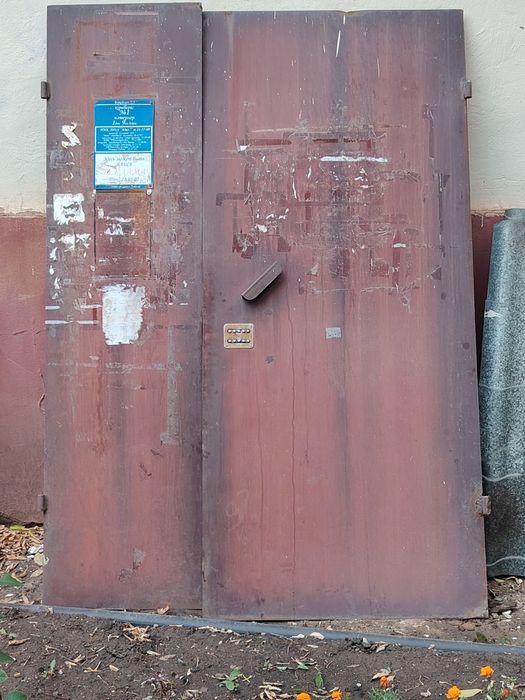 Продам железные подъездные двухстворчатые двери