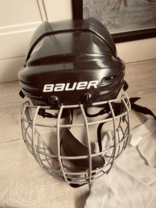 Хоккейный шлем и шорты