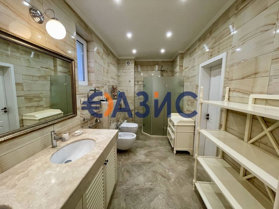 Луксозна триетажна къща край морето в комплекс "Олимпия", Созопол,