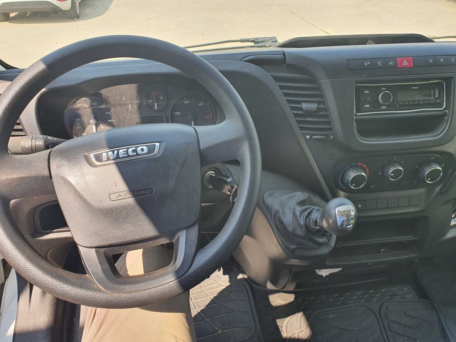 Autoutilitara Iveco Daily 35 C15 cu prelata