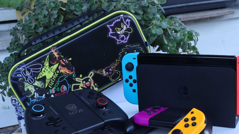 Nintendo Switch OLED – пълен комплект + 2 чифта оригинални Joy-Con + NYXI Hyperion Pro