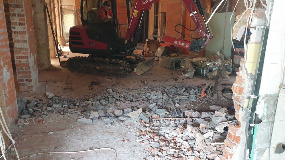 Услуги с мини багер 2.7 ,Хидравличен чук 150 кг,Самосвал и Бобкат