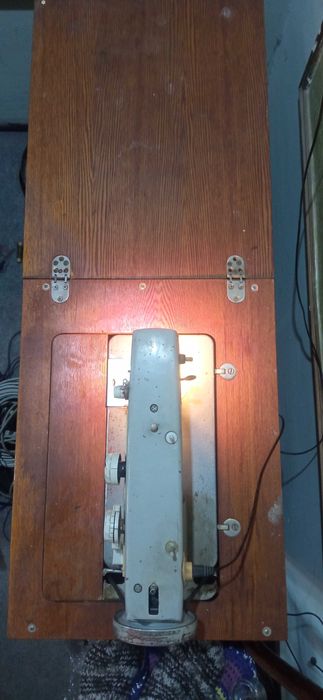 Ножная, швейная машинка