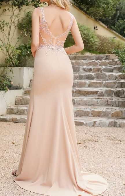 Перлено розова официална рокля с дантелени апликации и камъни