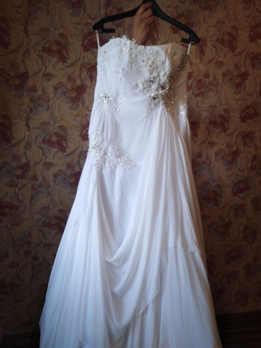 Продам платья новые