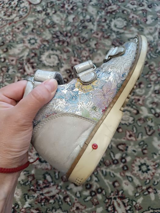 Детская лечебная обувь на девочку.