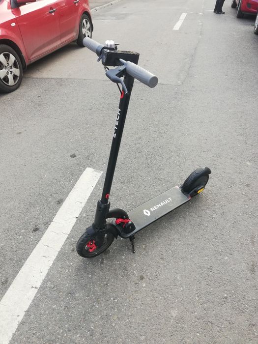 Vând trotineta Renault.