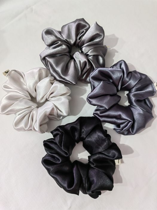 Сатенено скрънчи класик, мини и с дантела.